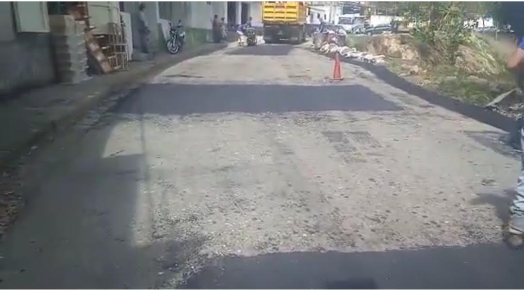 Más de 60 toneladas de asfalto se han aplicado en Los Salias