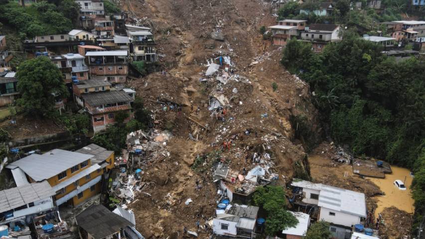 Autoridades elevan a 120 las muertes por temporal en Brasil