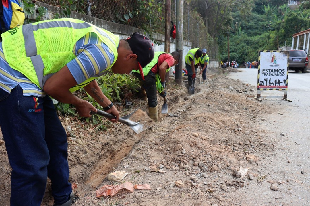 Entregan 200 metros de tubería a vecinos de El Trigo