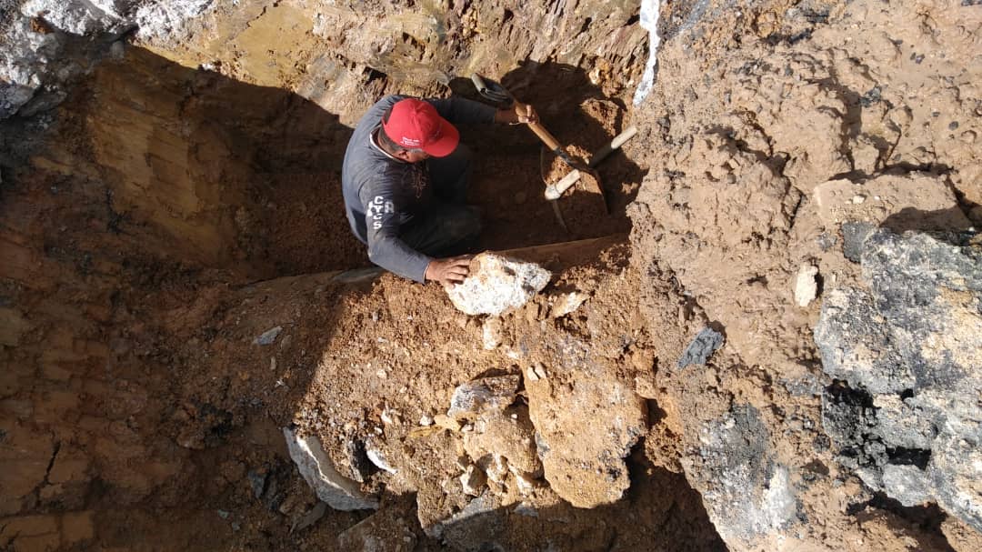 Continúan reparación en tubería de Puente Carrizal