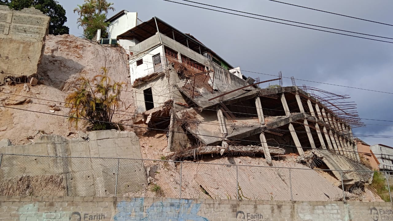 Ordenan demolición de muro colapsado en Carrizal