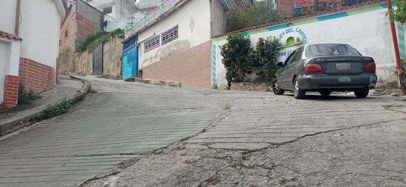 En Los Chalets gran parte del pavimento necesita mantenimiento