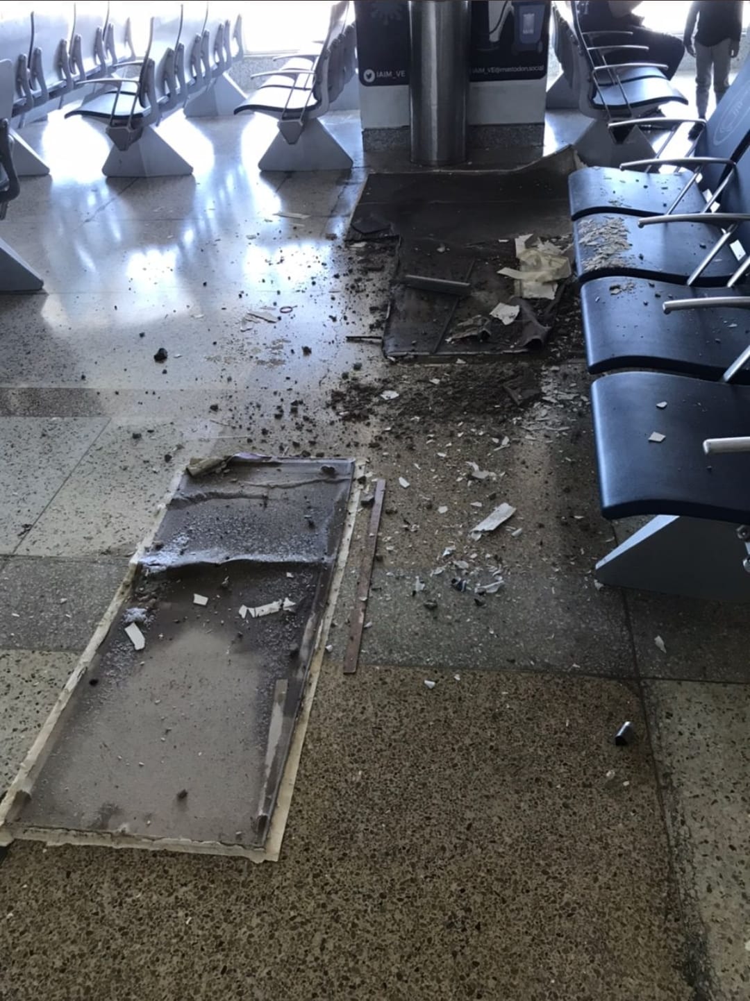 Parte del techo del aeropuerto le cayó en la cabeza a una viajera