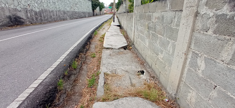 Acera en mal estado dificulta el paso de peatones en Calle El Liceo