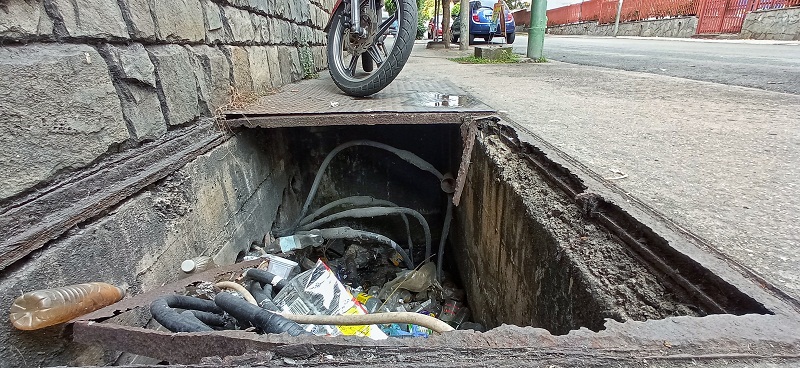 Alcantarilla sin tapa desde hace seis años en la Avenida Bolívar