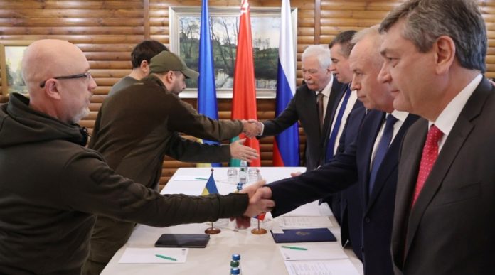 Rusia y Ucrania acuerdan organizar corredores humanitarios para civiles