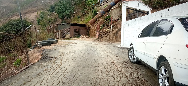 Cinco familias de El Guásimo viven en alto riesgo