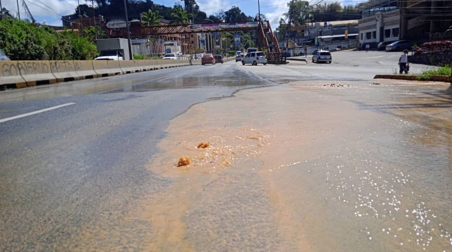 Tubería rota en la Panamericana genera alarma
