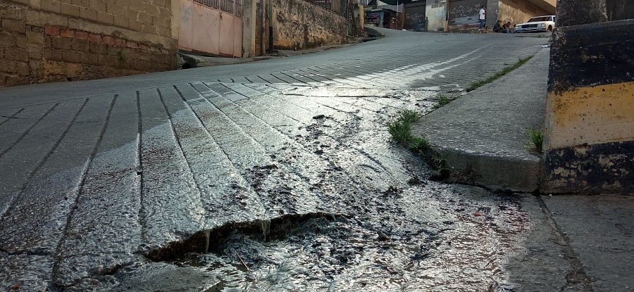 Serviguaicaipuro asume reparación de tubería de aguas residuales en El Trigo