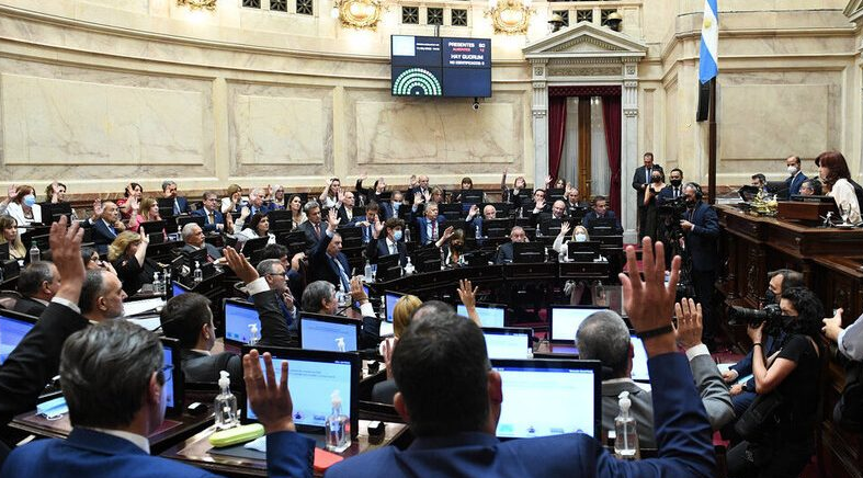 Senado argentino aprueba acuerdo de renegociación de deuda con el FMI