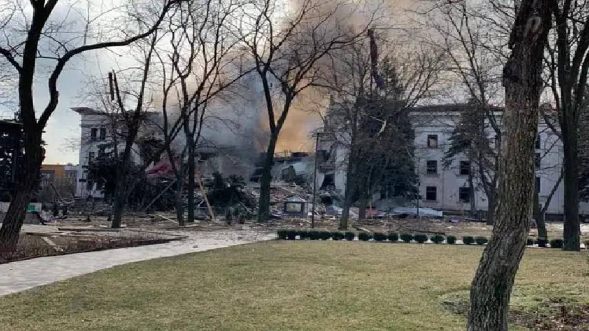 Rusia bombardeó un teatro de Mariúpol