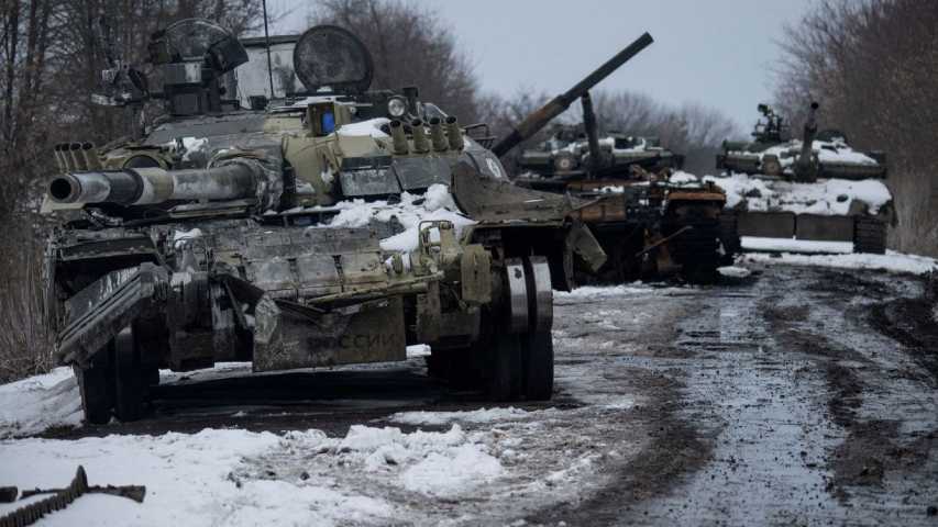 Tropas rusas avanzan desde Járkiv y Mariúpol