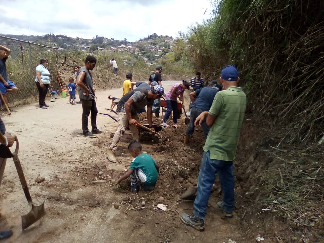 Vecinos de Lagunetica adelantan labores de desmalezamiento