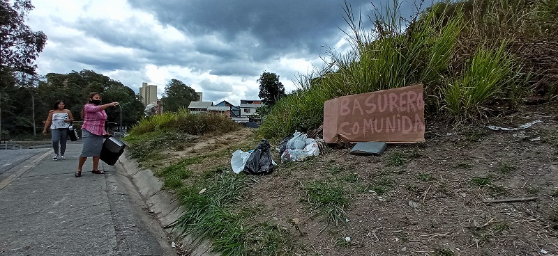 Habitantes de Buenos Aires trasladan contenedor de basura al elevado de La Matica