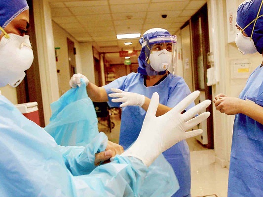 “Médicos criollos fortalecen el sistema sanitario en el exterior”