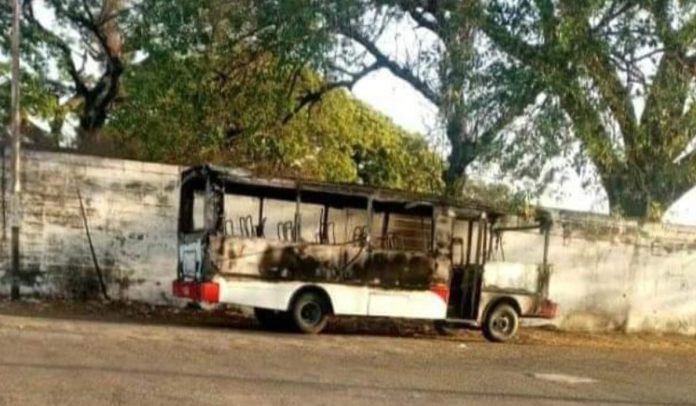 Joven muere al incendiarse autobús en el que trabajaba