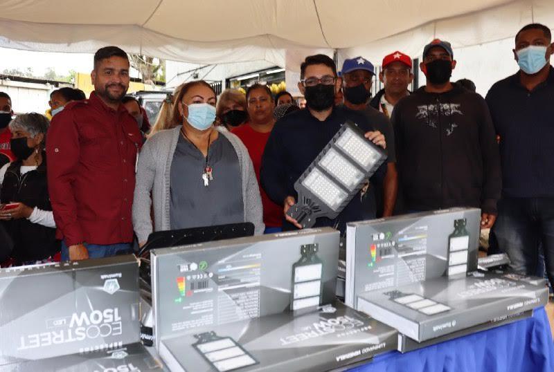 Comunidad El Rincón recibe dotación de 40 luminarias
