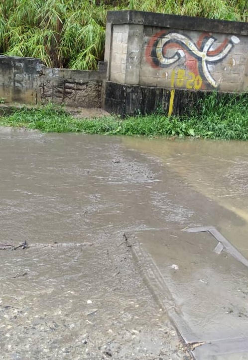 Activan limpieza de drenajes tras desbordamiento de Quebrada Santa Isabel