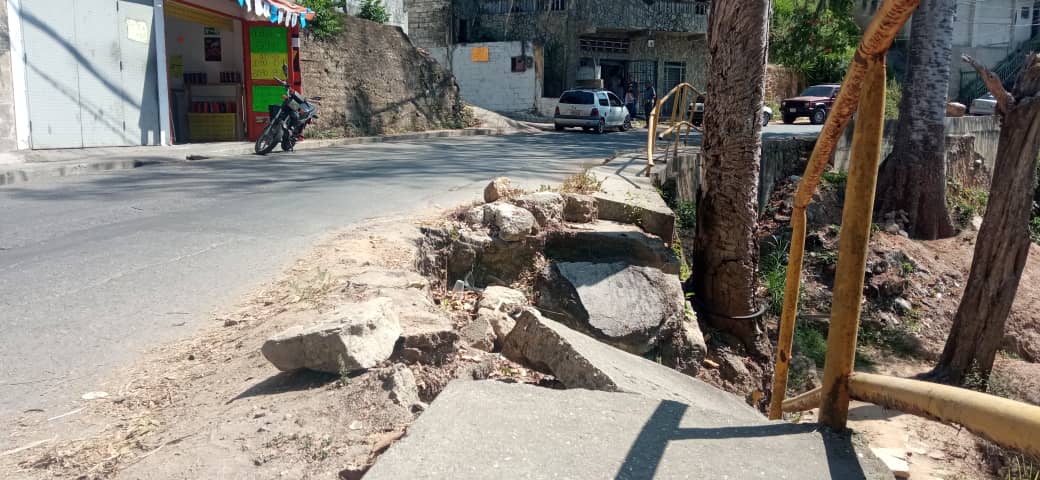 Calle Real de La Mata en constante deterioro  