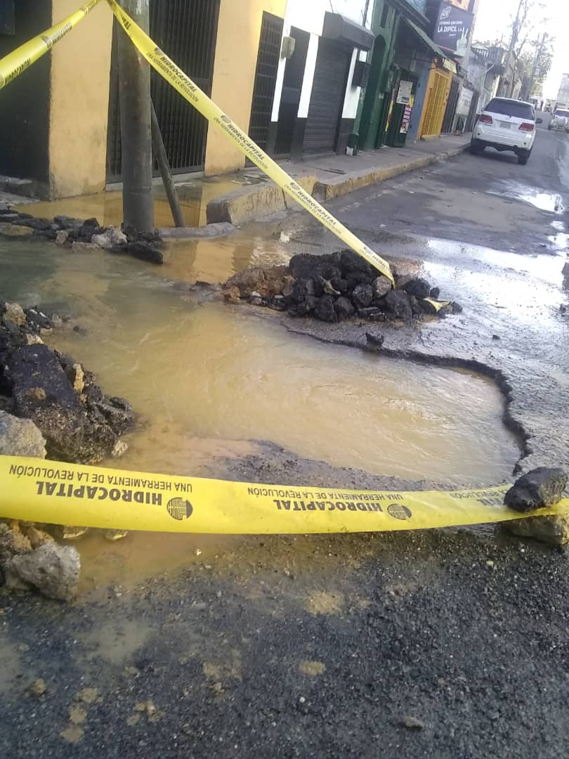 Colapsan dos tuberías de agua en Los Teques