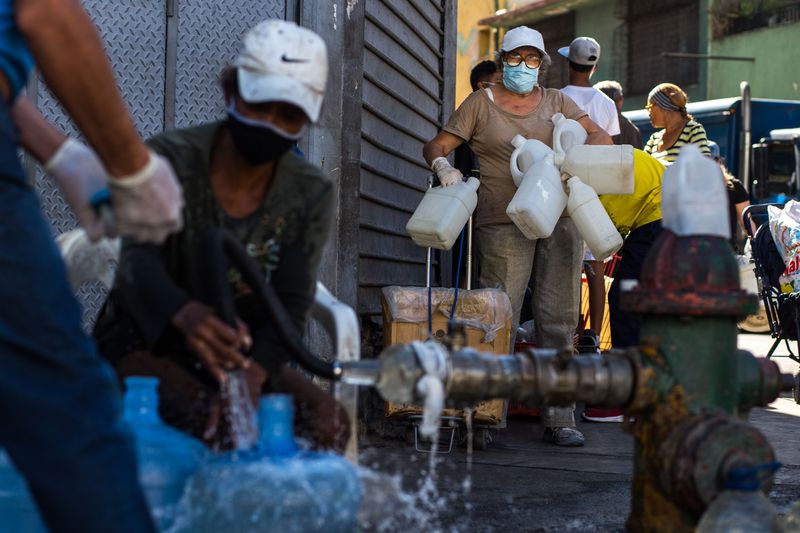 OVSP: 47 % de venezolanos en 12 ciudades almacena agua