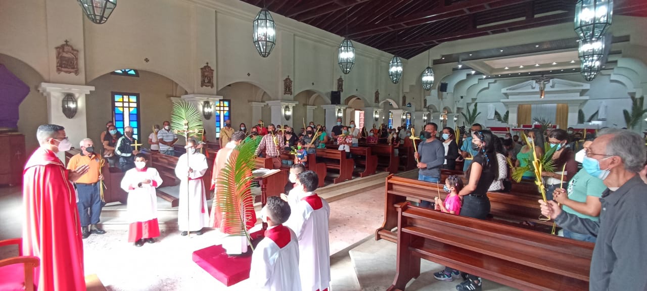 Feligreses celebran con devoción el Domingo de Ramos