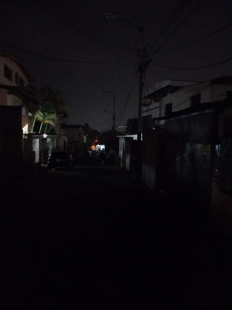 Calles de El Trigo a oscuras desde que se cayó el poste