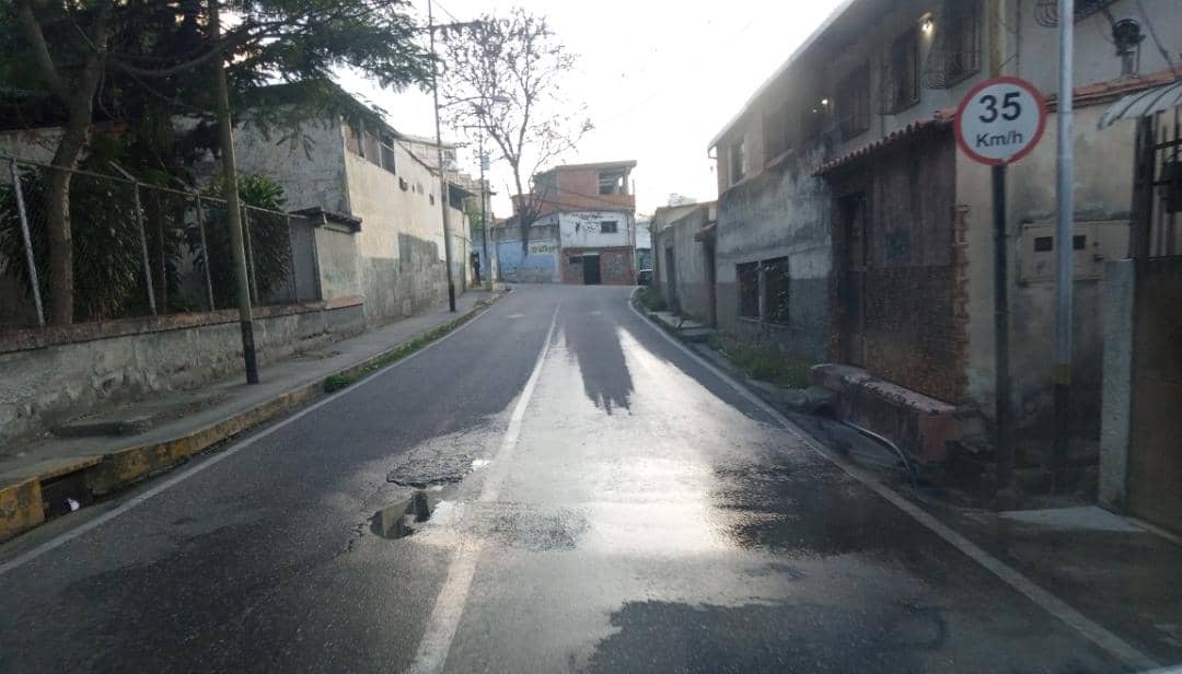 Aguas servidas inundan la calle El Liceo