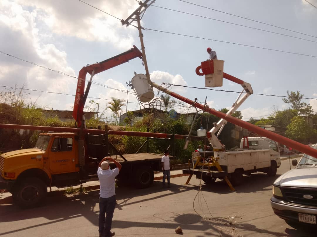 Cae un poste y deja sin luz a 980 familias en La Ladera