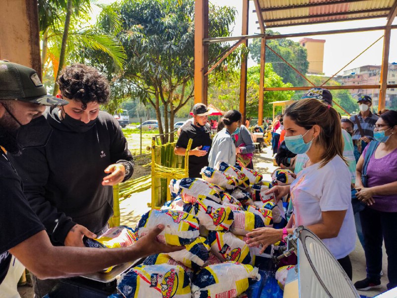 Venden 35 toneladas de alimentos en feria instalada en la Esguarnac