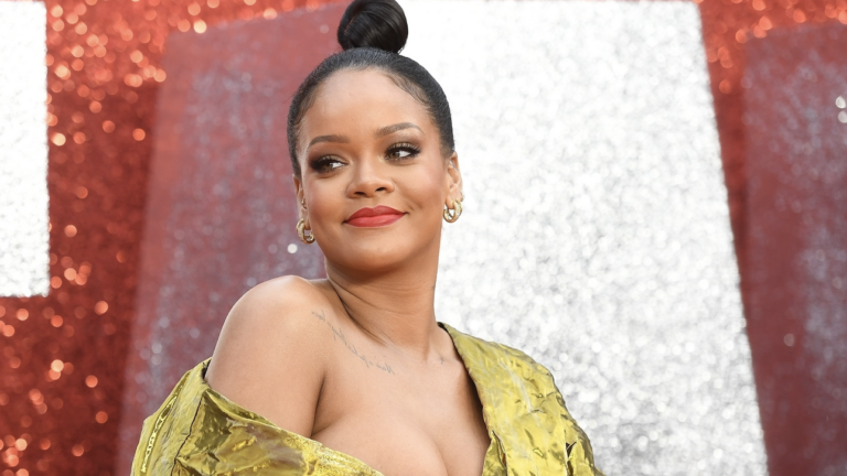 Inauguran estatua en honor a Rihanna