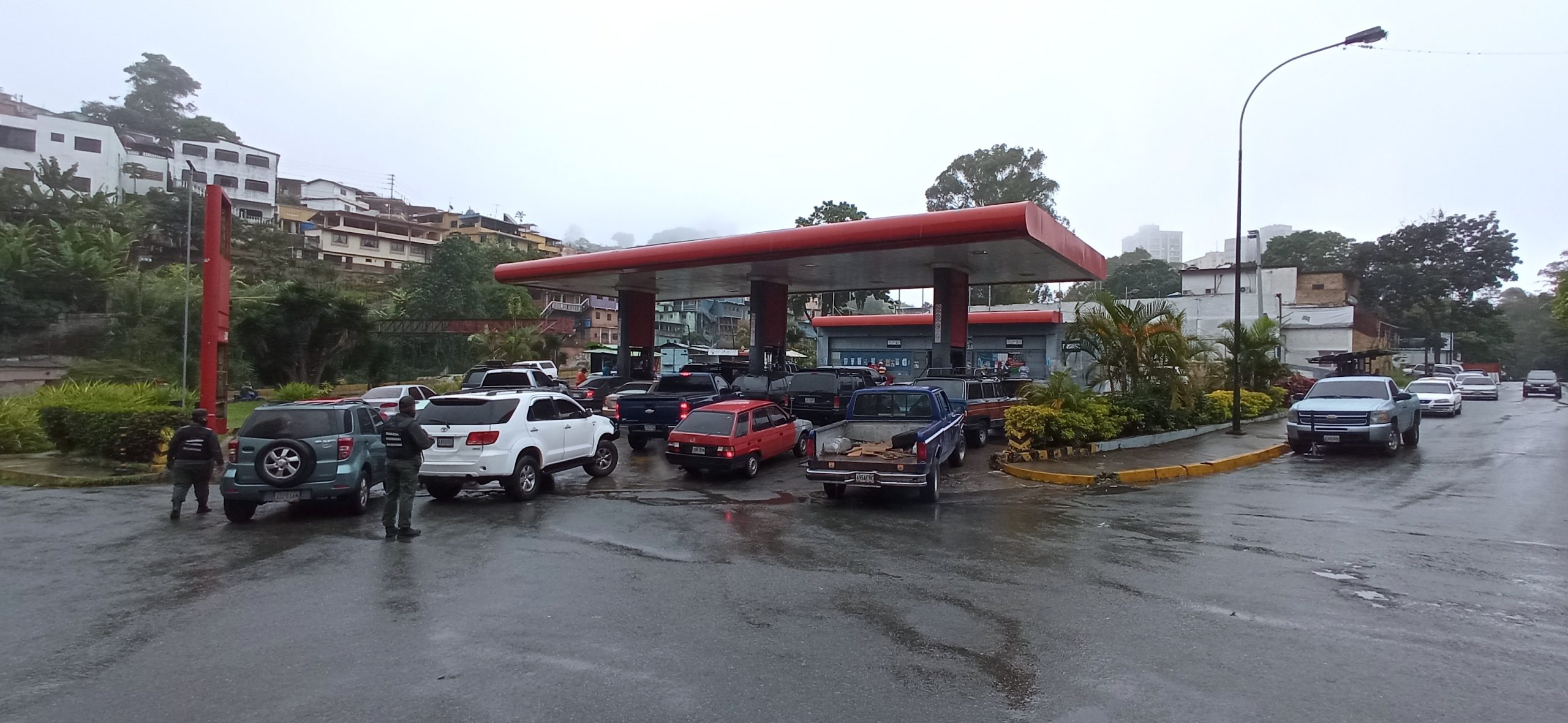 Lluvias retrasan surtido de combustible en estaciones de servicio