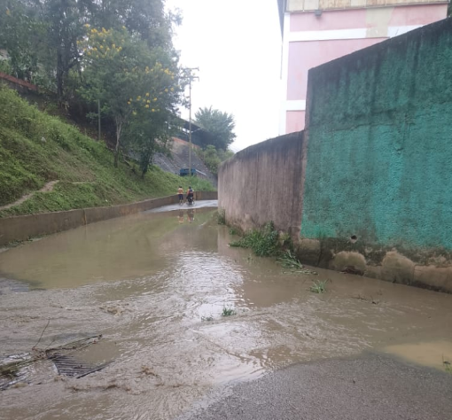 Nuevamente las lluvias colapsaron la vía en Los Lagos
