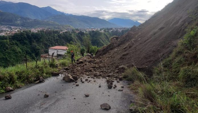 Muere hombre tapiado tras fuerte lluvia en Mérida