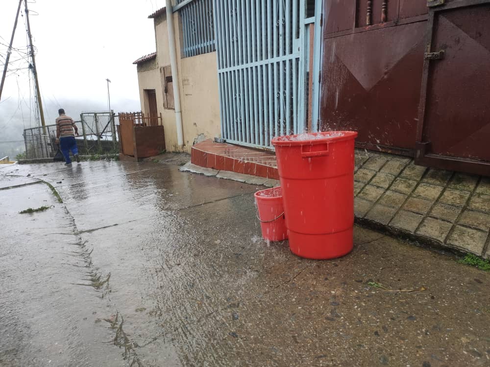 Solo el agua de lluvia abastece a los vecinos de San Pablito
