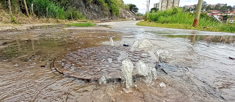 Desborde de aguas servidas afecta a vecinos de Alto Verde