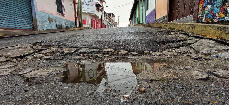 Reportan hundimiento de la calle Sucre