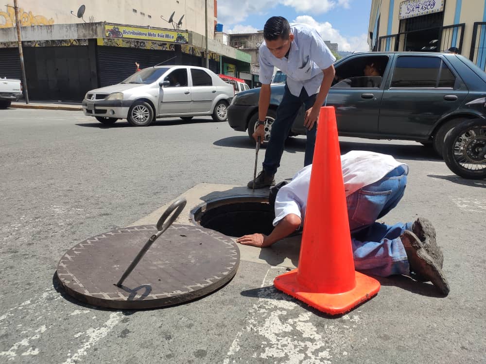 Técnicos de Cantv reparan cableado en Los Teques