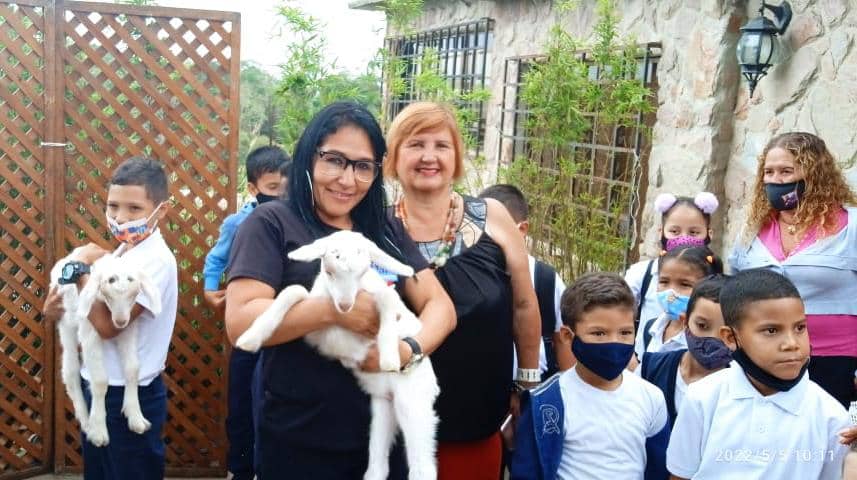 Estudiantes de Carrizal aprenden sobre la cría de cabras