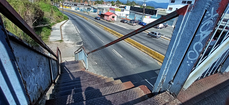 Pasarela de Los Cerritos “se cae” desde hace dos años