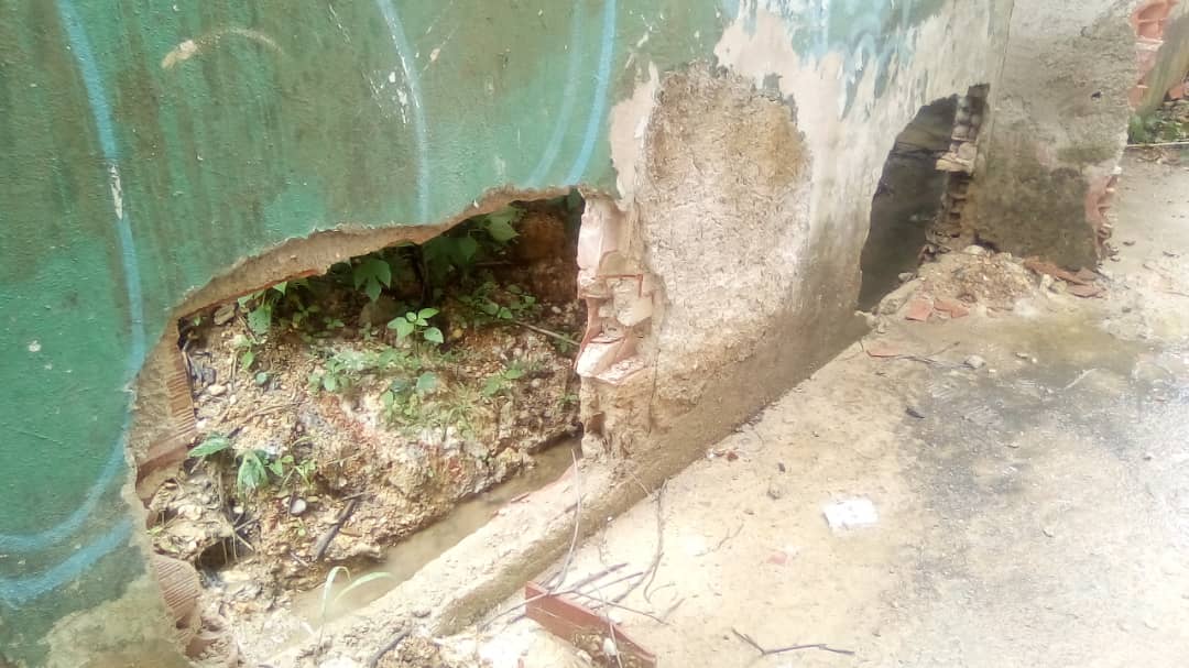 Drenajes colapsados afectan a vecinos de la Simón Bolívar