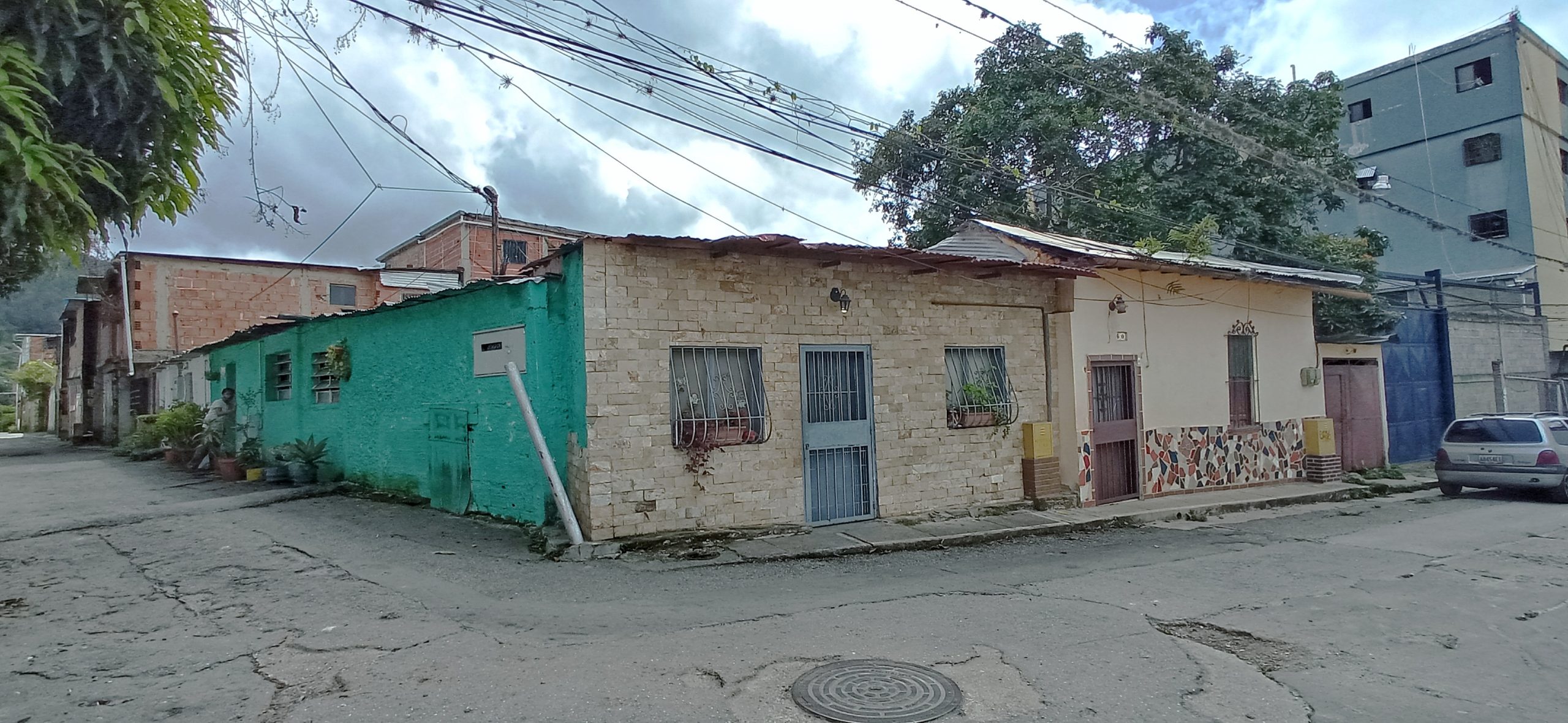 Hasta 12 horas sin luz permanecen vecinos de la calle Juan XXIII