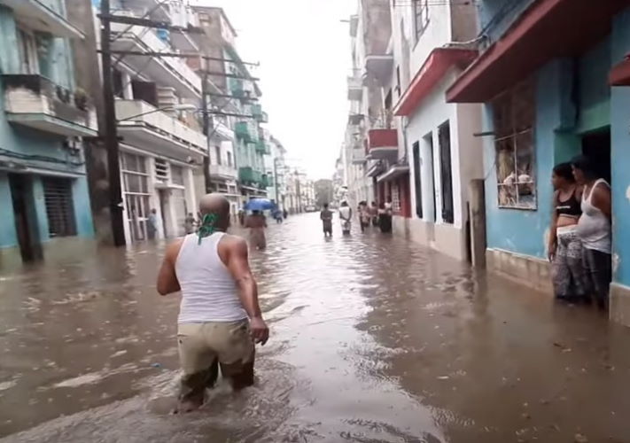 Dos muertos y dos mil evacuados tras fuertes lluvias en La Habana