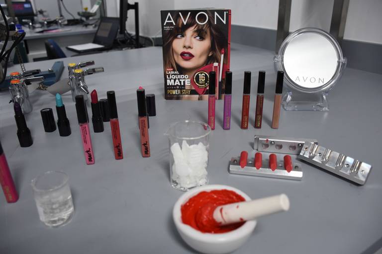 AVON suspende producción y distribución en el país