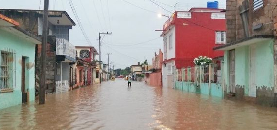 Evacúan a miles de personas ante inundaciones en Matanzas