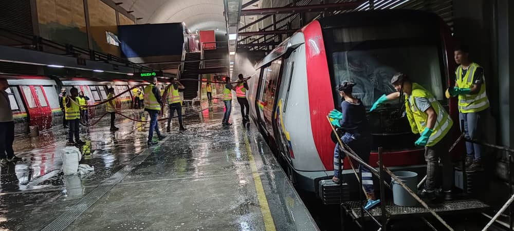 Labores de limpieza en trenes y estaciones del Metro