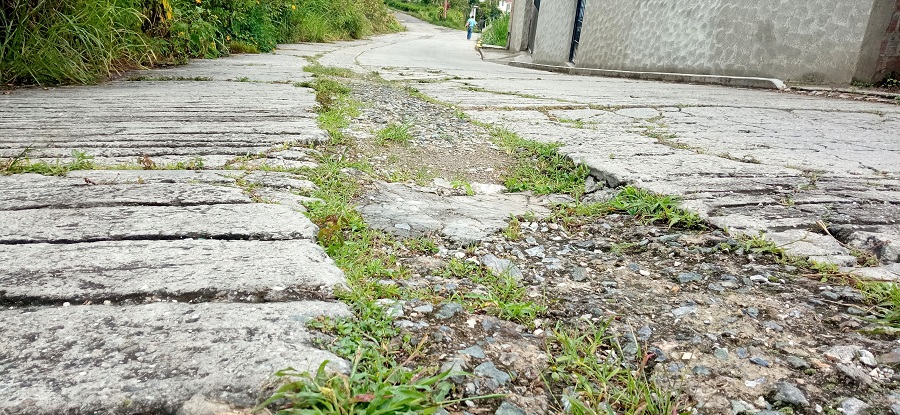 <strong>Vecinos se organizan para reparar carretera</strong>
