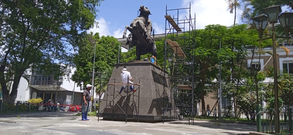 Inician restauración de la estatua de El Libertador