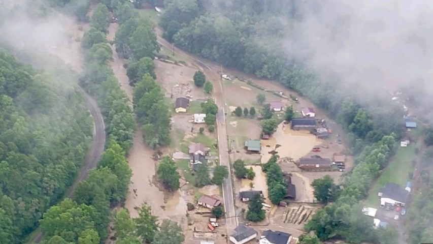 Buscan 44 personas tras inundaciones en EEUU