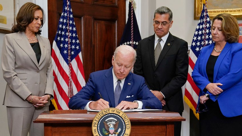 Biden firma una orden ejecutiva para proteger el acceso al aborto
